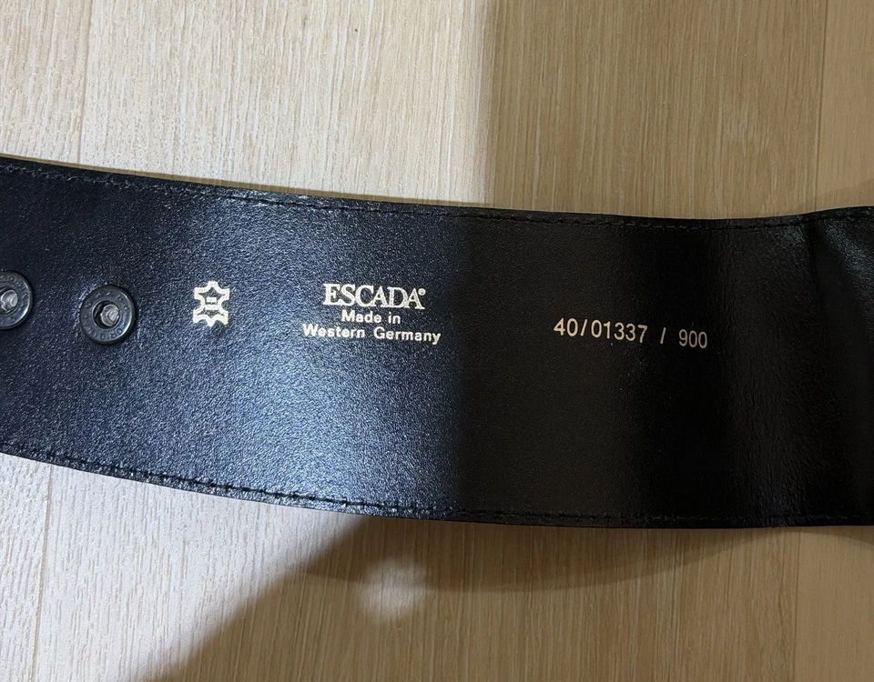 RARO ESCADA VINTAGE CUERO NEGRO CORSÉ CADENA CINTURÓN NÚMEROS DORADOS DIJES TALLA 40 Foto 2 de 4