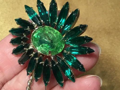 Weiss Long Stem Flower Brooch~ Beautiful Green Stones. Measures 3 1/2” - Picture 4 of 11