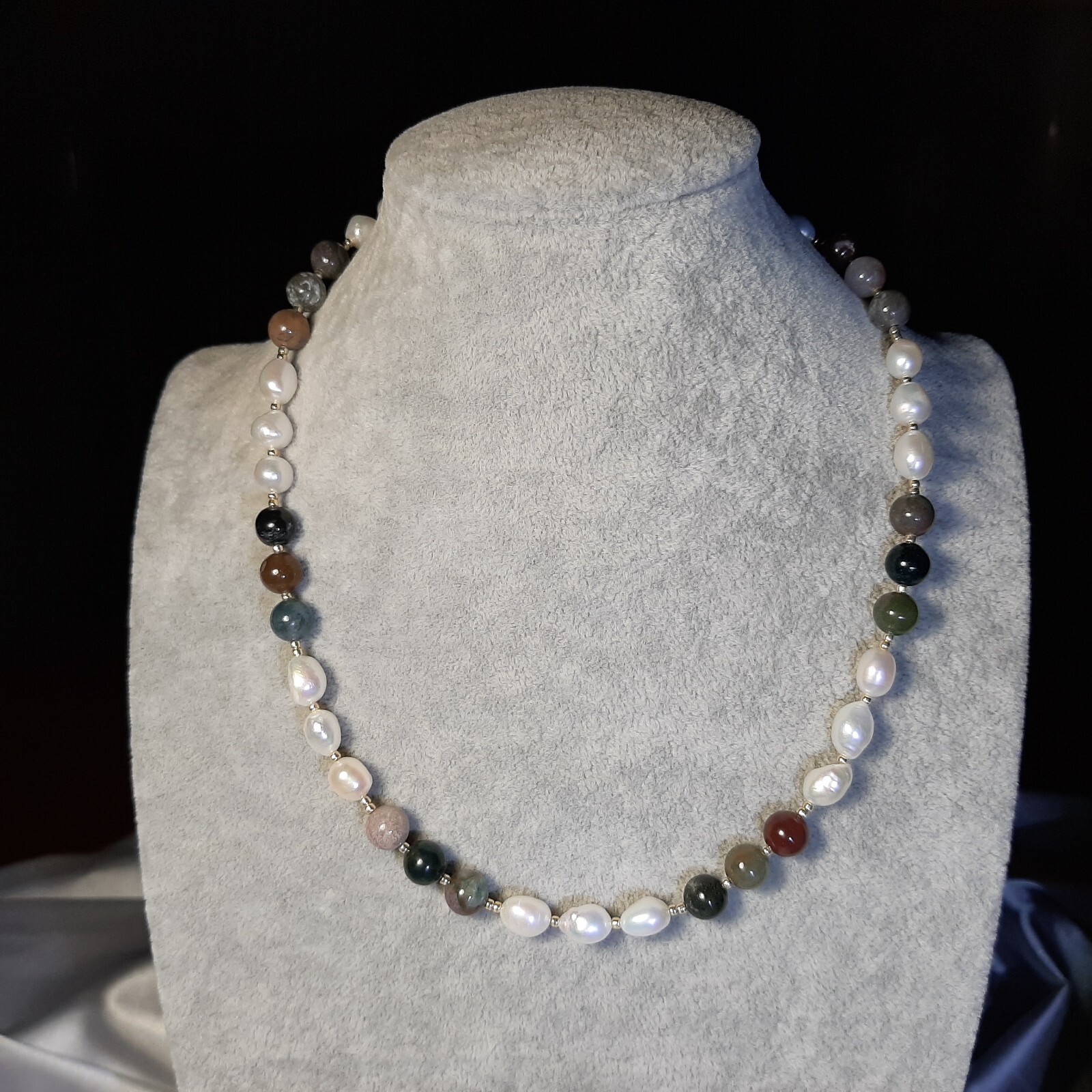 Collier en perles de culture baroque et calcédoine, le cadeau d'anniversaire idéal