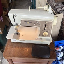 Vintage Singer Golden Touch & Sew Deluxe Zigzag Model 646 w/Pedal WORKS **READ**