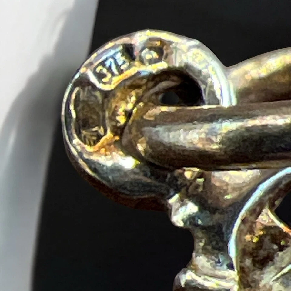 Oro amarillo de 9 quilates. Colgante de hito. Foto 2 de 2