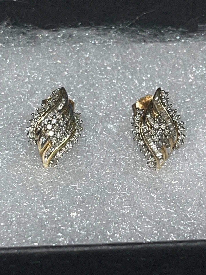 Aretes con racimo de diamantes de oro amarillo de 10 quilates de lujo de colección totalmente sellados Foto 3 de 4