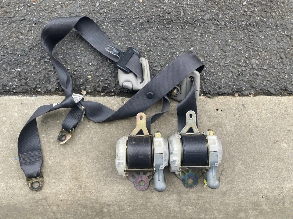 Передние ремни безопасности Toyota RAV4 обе стороны 2004-2005 черный цвет оригинальный заводской - Изображение 2 из 2