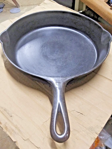 Vintage Griswold No. 9 Cast Iron Skillet 710E Dual Spouts Small Block Logo Pan
