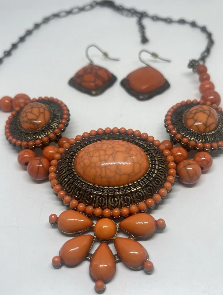 Conjunto de três brincos combinando medalhões ornamentados colar babador com miçangas laranja deserto - Imagem 4 de 4