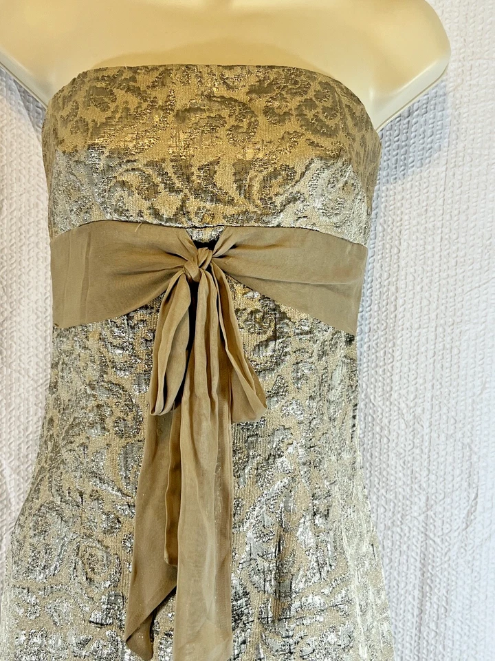 Elegante Vestido Vaina RUTH Brocado Dorado Sin Tirantes con Faja Dorada Talla 6 Foto 2 de 4