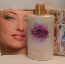 100% VICTORIA'S SECRET NAWILŻAJĄCY BALSAM DO CIAŁA w czerwieni jagodowej Kiss