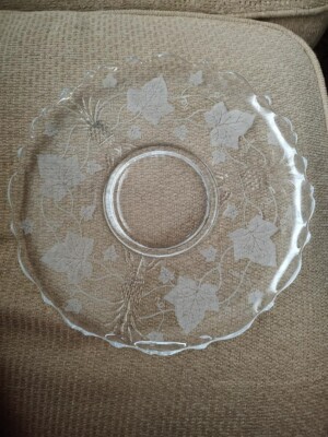 11'' glass platter with leaves and pineapples