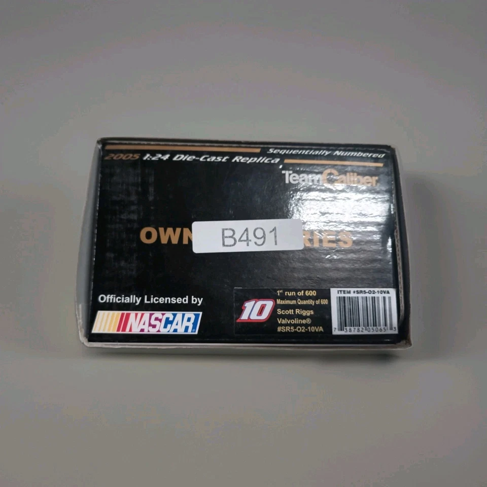 2004 Scott Riggs Valvoline Chevrolet 1/24 Team Caliber Owner’s Nascar Diecast - Image 2 of 2