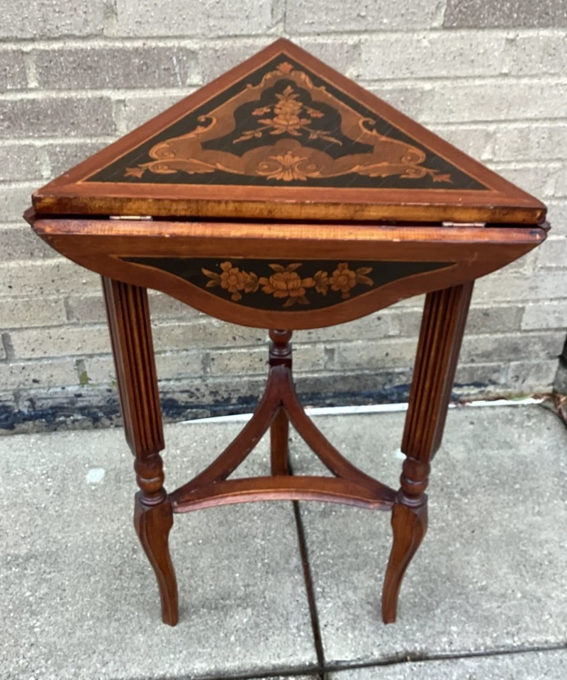 Antigua mesa auxiliar eduardiana con incrustaciones de hojas caoba Foto 2 de 4