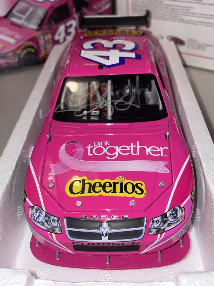 Cargador rosa #43 Bobby Labonte 2008 autografiado 1/24 Cheerios/Susan G. Komen Foto 3 de 4