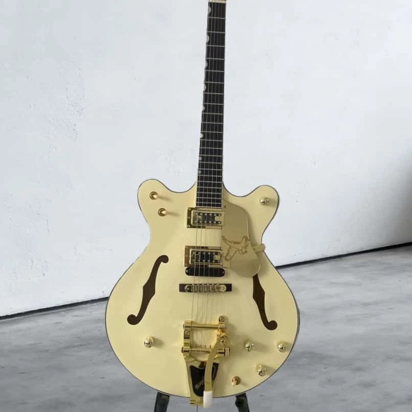 Guitarra de jazz de cuerpo semihueco color crema con diapasón de palisandro herrajes dorados Foto 2 de 4