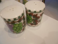YOUNG'S GRAPES ON THE VINE SALT & PEPPER SHAKERS-1996 VG+ 2 3/4" HIGH