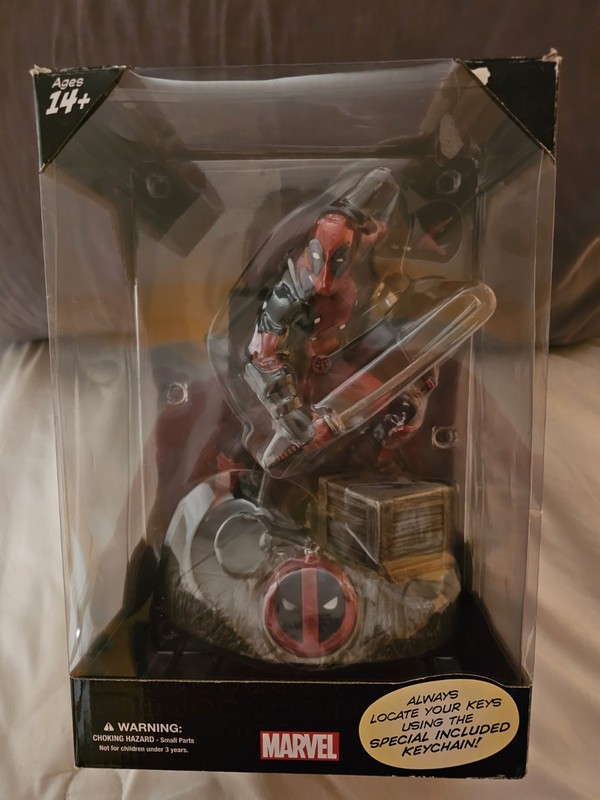 Marvel Deadpool Finders Keypers Comics Collector's Statue With Keychain