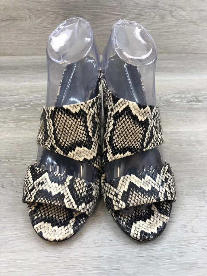 Sandalia para mujer Vince tacón de mula negra con estampado de pitón serpiente 10 Hecha en Italia Foto 2 de 4