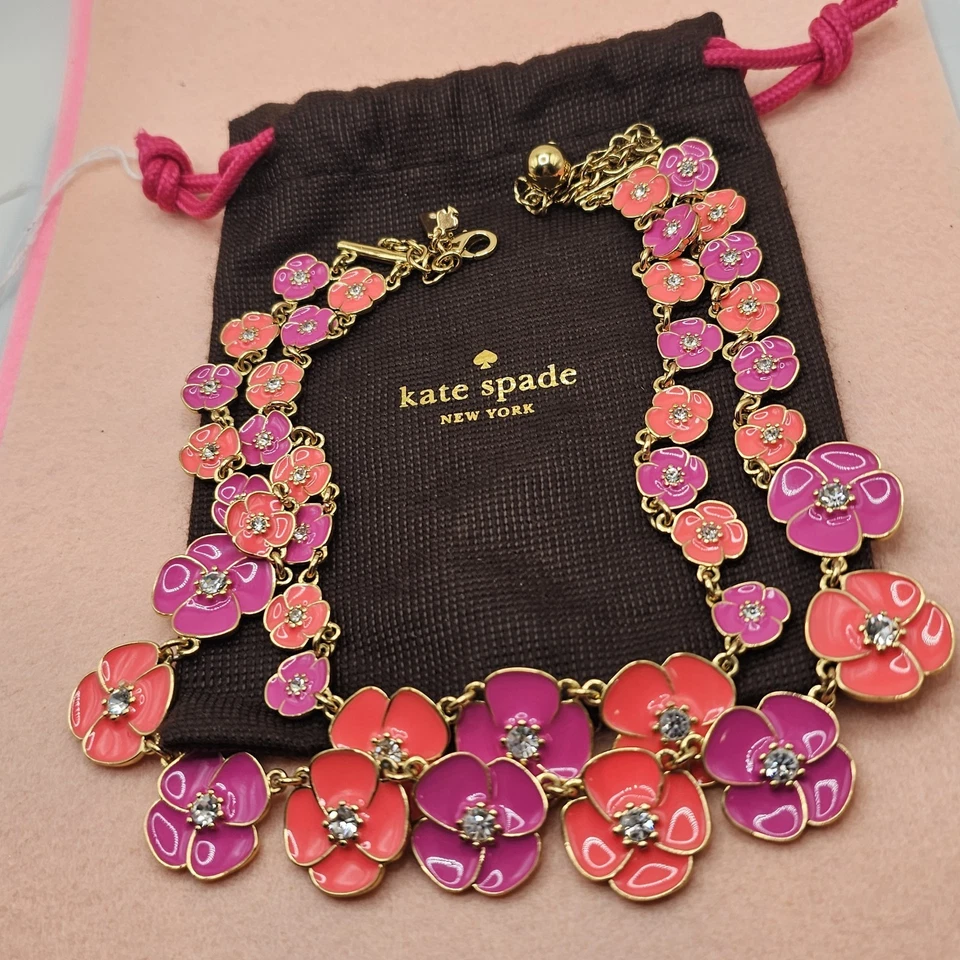 Kate Spade New York Collar 2 Hilos Flutter Floral Esmalte Flor Bolso Firmado Foto 2 de 4