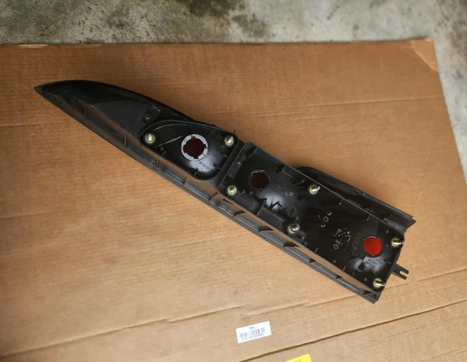 1995-1999 Mitsubishi Eclipse RS/GS/GST/GSX lanterna traseira direita fabricante de equipamento original usada - Imagem 2 de 4