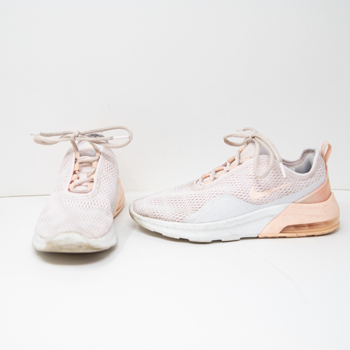 Nike Women's Lace Up Low Top Casual Air Max Motion Sneakers