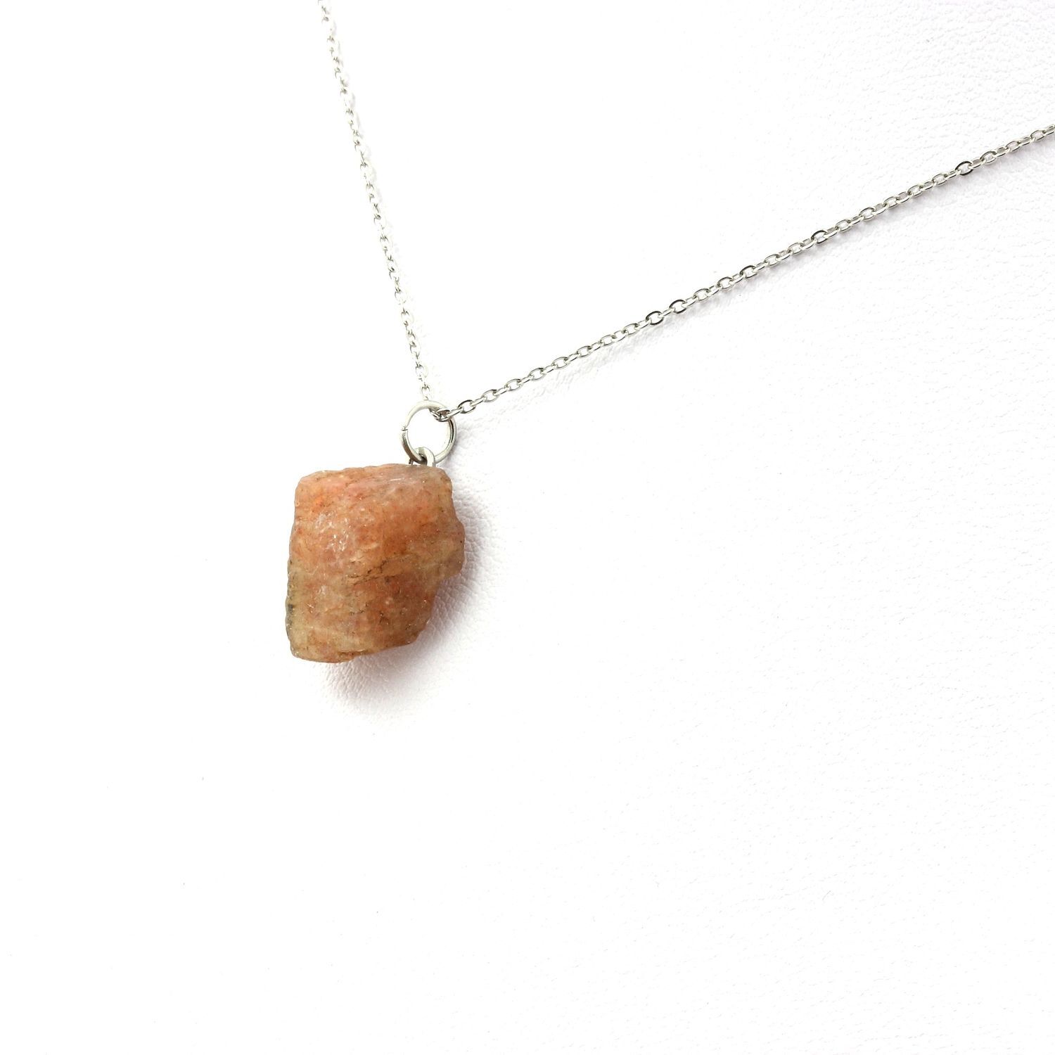 Collier Pierre de Soleil d'Oregon brut de 12.08 ct monté sur argent