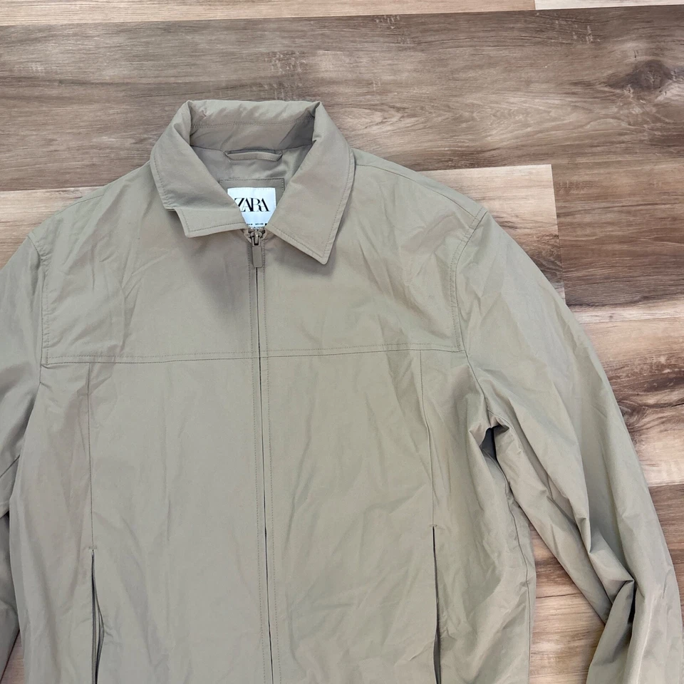 Chaqueta cortavientos Zara para hombre mediana caqui cremallera completa bombardero confort rendimiento Foto 3 de 4