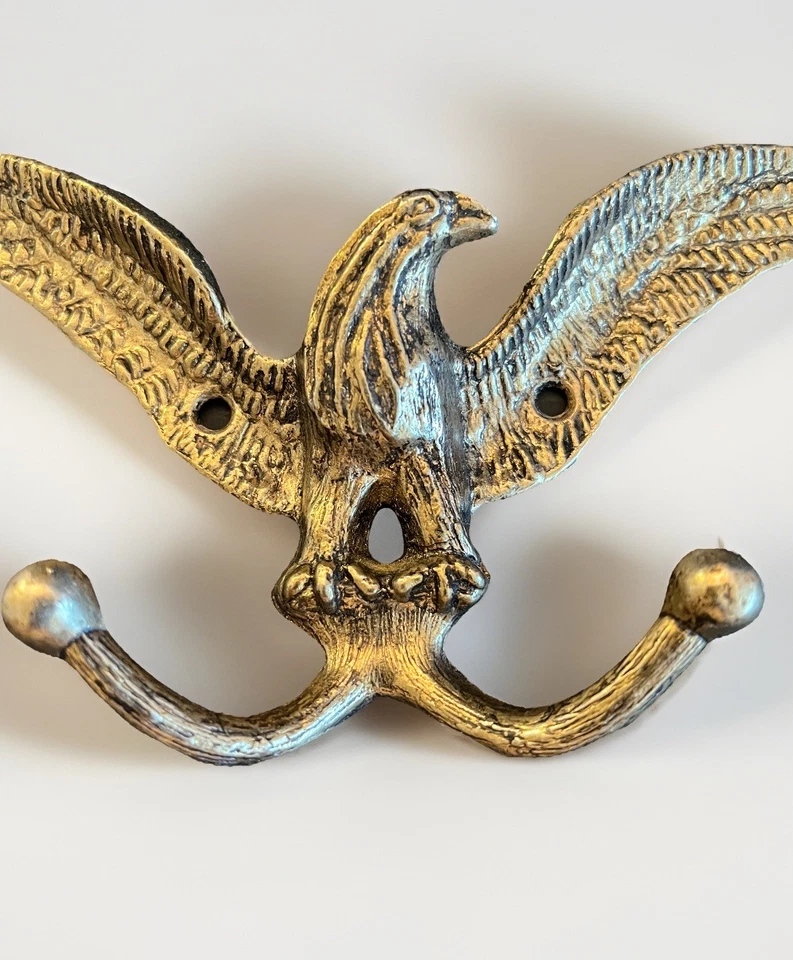 Gancho de pared doble American Eagle 1967 American Tack y HDWE tono latón metal Foto 2 de 4