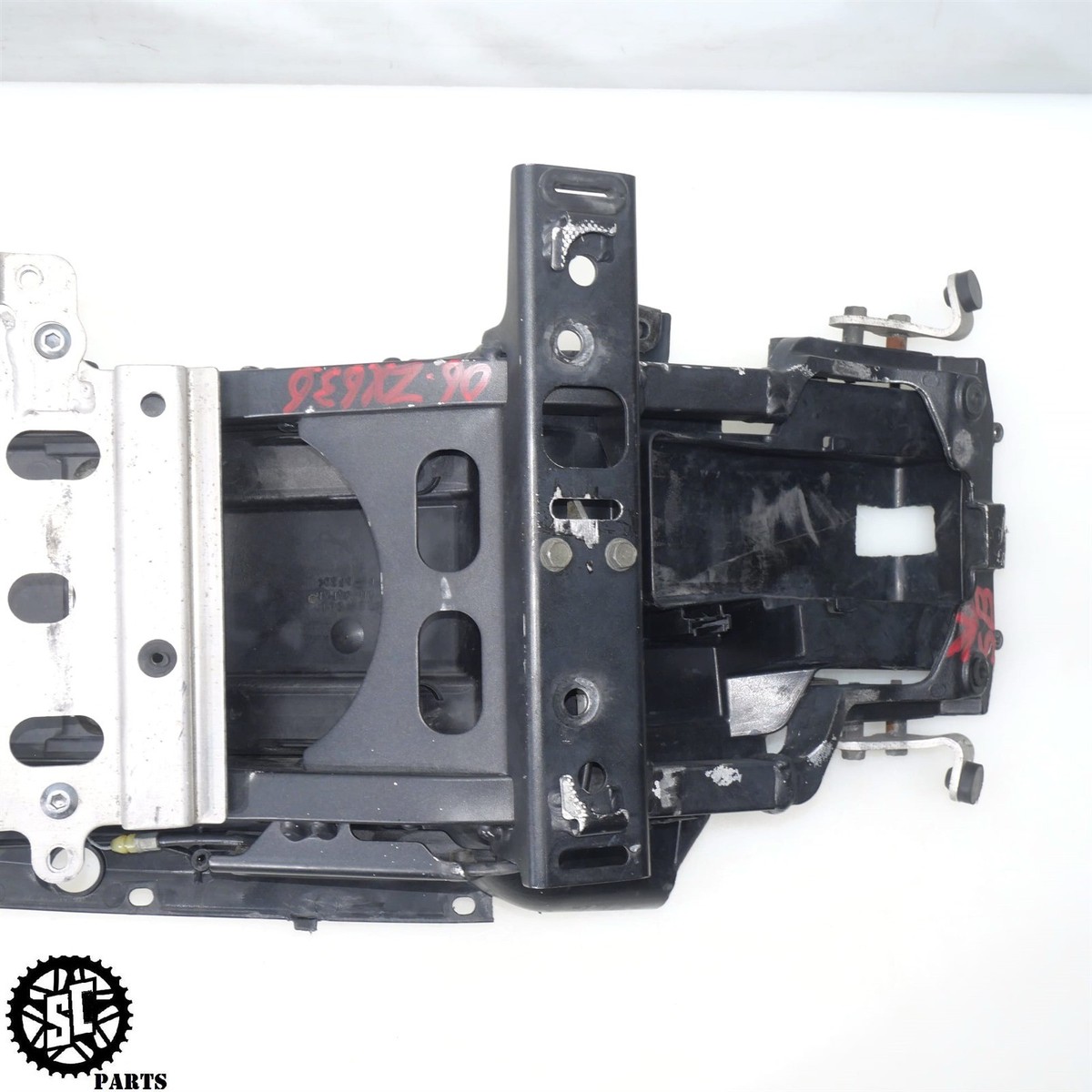 2005 2006 KAWASAKI NINJA ZX6R 636 REAR SUBFRAME BATTERY TRAY K34