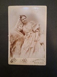 "Victorian Cabinet Card Photo - Elegant Young Woman in Dress with Fur #R109
