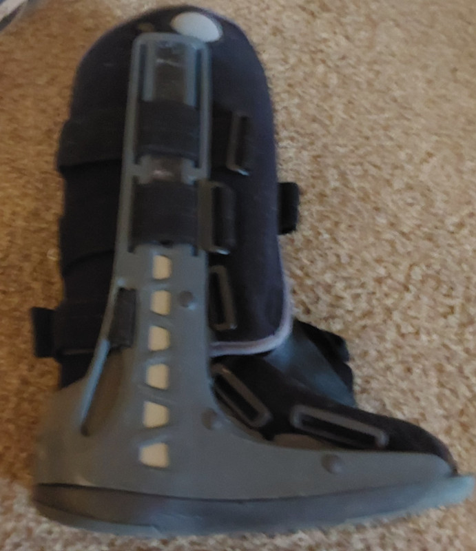 HARDLY USED LEG BRACE  (M)  MAXTRAX