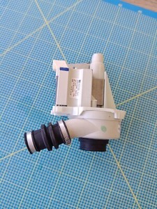 Whirlpool ADG6570SDIX Umwälzmotor Motor u. Verbindungsschlauch 480140102397