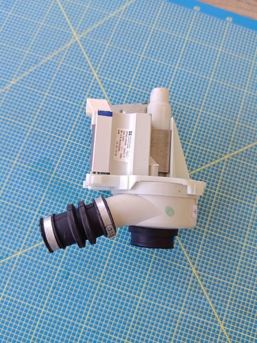 Whirlpool ADG6570SDIX Umwälzmotor Motor u. Verbindungsschlauch 480140102397