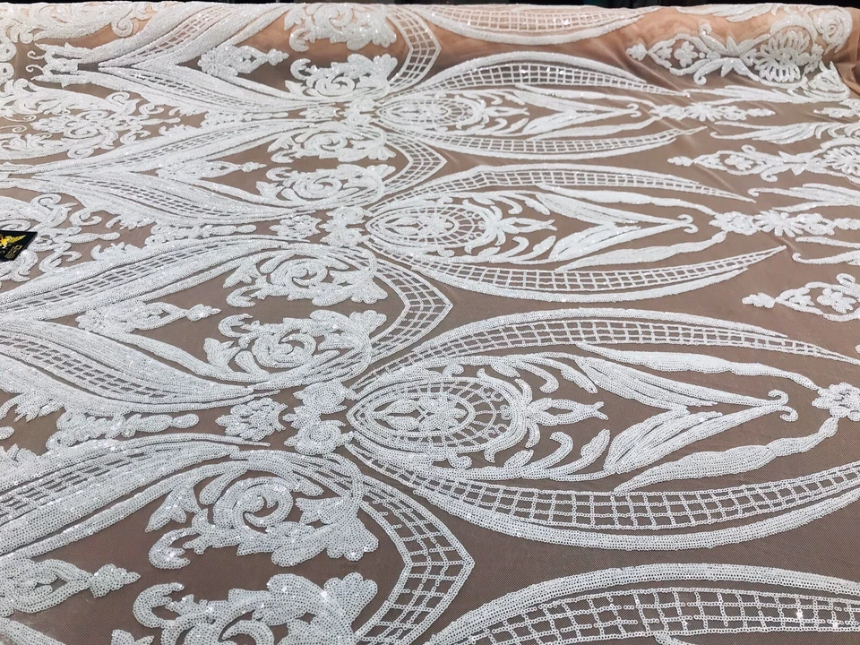 DESIGN DE LANTEJOULAS DE DAMASCO GRANDE BRANCO EM MALHA ELÁSTICA DE 4 VIAS NUDE POR JARDA. - Imagem 3 de 4