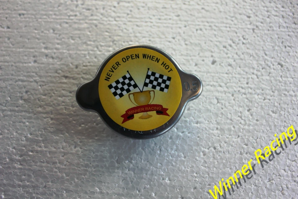 TAPA CROMADA 0,5 BAR 7 PSI/LBS APTA PARA AUTOS Y CAMIONETAS VINTAGE USDM/EUDM MG/TRIUMPH/MINI Foto 3 de 4