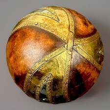 Bola de madera india decorativa, incrustación de metal clavado color dorado y plateado