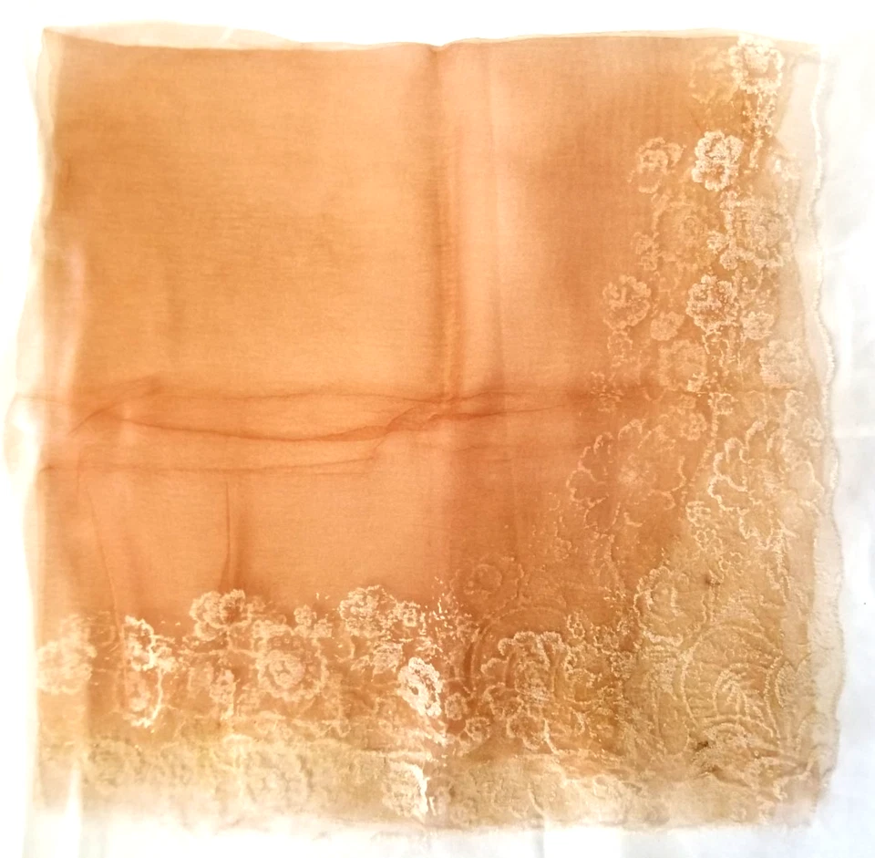 Pañuelo cuadrado de 27" de encaje melocotón Chantilly estampado patrón floral blanco de colección Foto 3 de 4