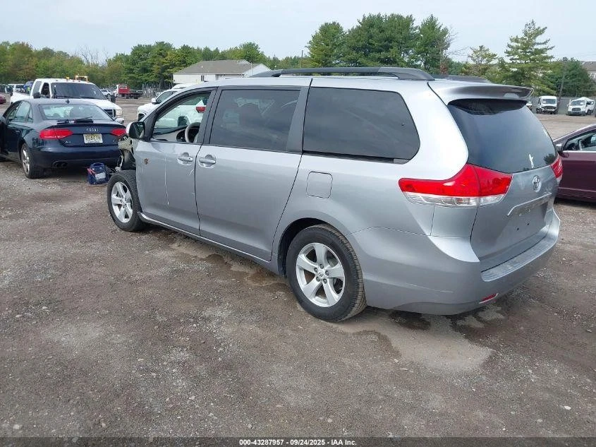 Used Front Right Fender fits: 2011 Toyota Sienna R. w/antenna Front Right Grade Foto 2 de 4