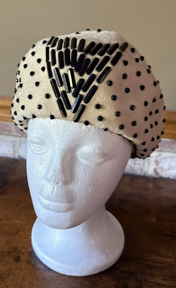 Sombrero Cloche Vintage Adolfo Realities Crema Negro Cuentas Terciopelo Diseño Geométrico Foto 2 de 4