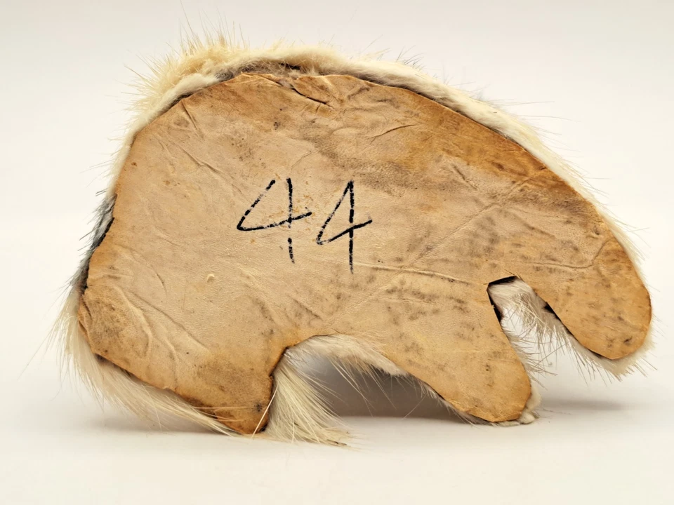 De colección Piel Real Hecha a Mano Perro Barbilla Japonés Negro Blanco 3"x2.5" Piel de Conejo? Foto 4 de 4