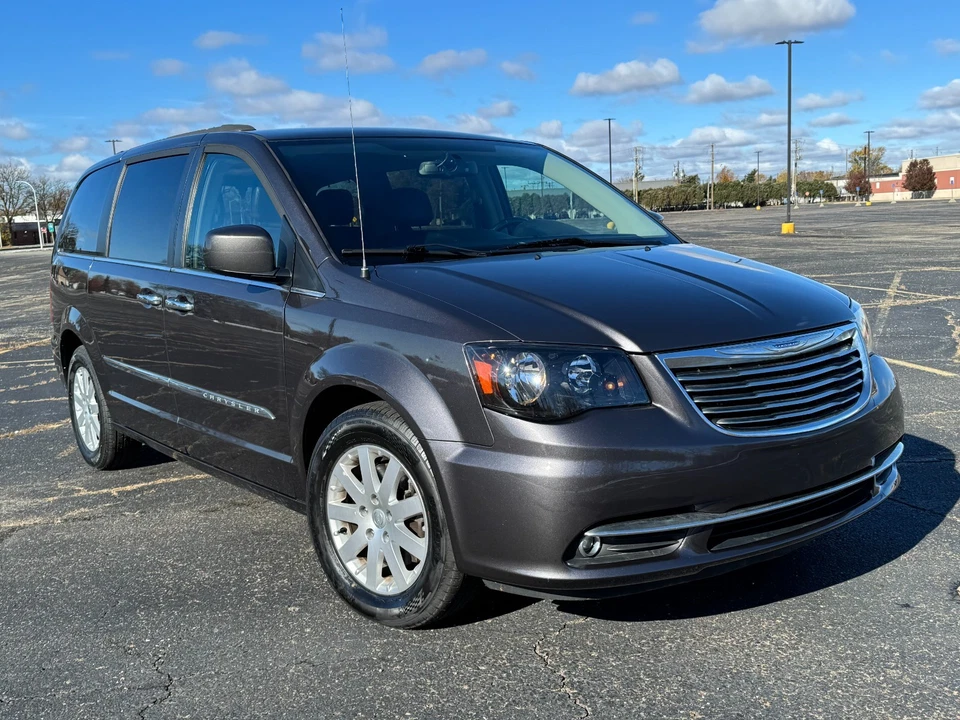 2016 Chrysler Town & Country TOURING/REAR DVD ENTERTAINMENT/UCONNECT 6.5" SCREEN - Image 3 of 4