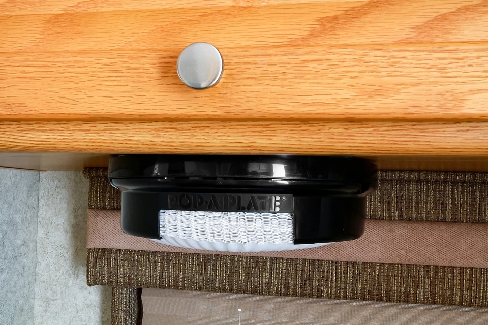 Dispensador de platos Camco 9 pulgadas negro Pop A para placas de papel plástico ahorro de espacio Foto 2 de 4