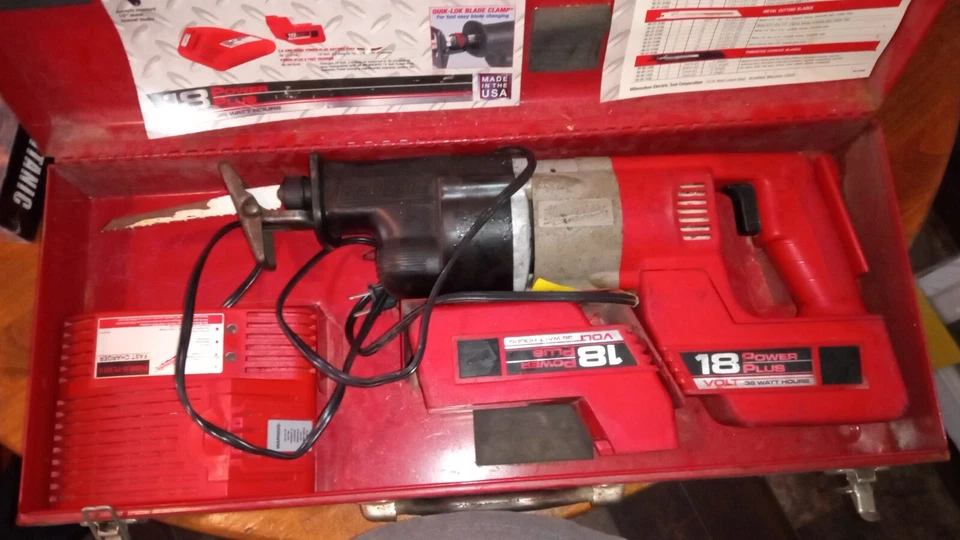 Milwaukee 6516-02 sawzall with Charger 2 Battrys Tested An Works - Image 4 of 4