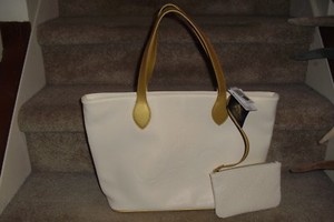 DISNEY SHANGHAI GRAND OPENING IVORY EMBOSSED GOLD CASTLE TOTE PURSE WRISTLET WOW