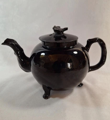 STAFFORDSHIRE BLACKWARE  JACKFIELD TEAPOT AND COVER, CIRCA 1760