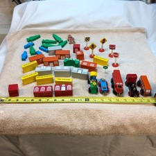 LOT OF 41 WOODEN PIECES OF THOMAS THE TRAIN