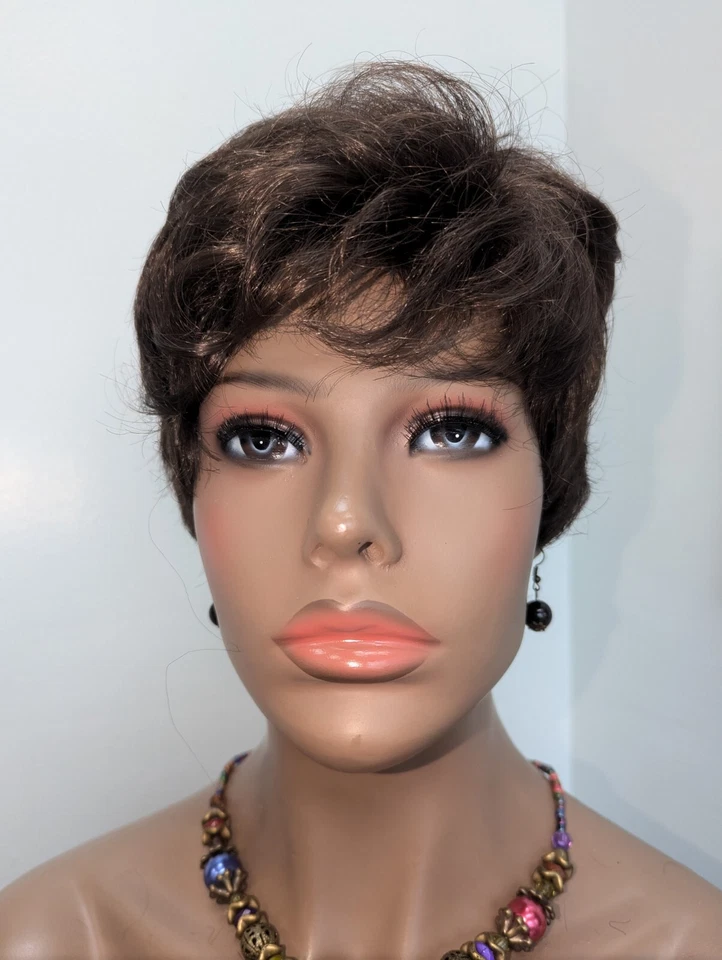 Peluca Petite Cap Corta Sintética Color 6 Mediana Marrón Castaño Foto 2 de 4