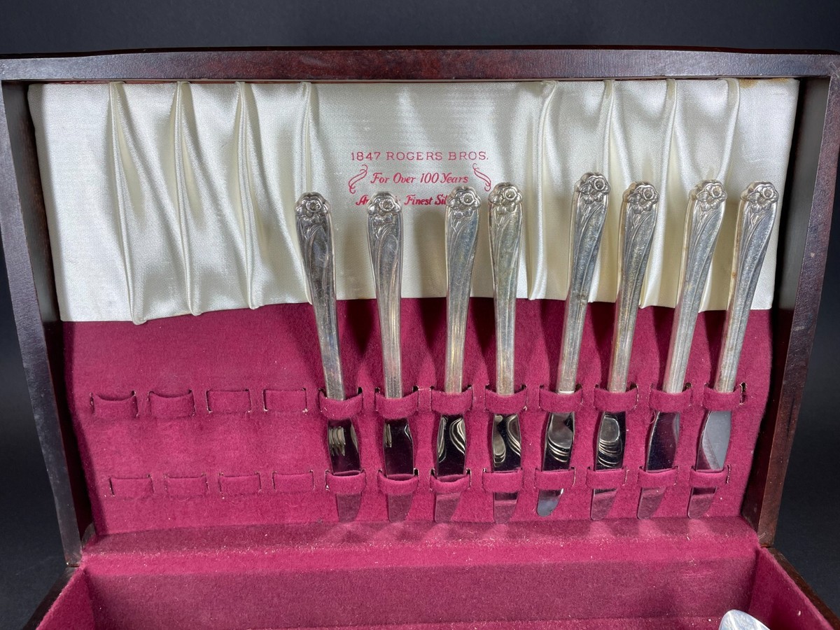 Daffodil 1950 Rogers Bros Silverplate Flatware 52 pcs Daffodil 1950 Rogers Bros Silverplate Flatware 52 pcs