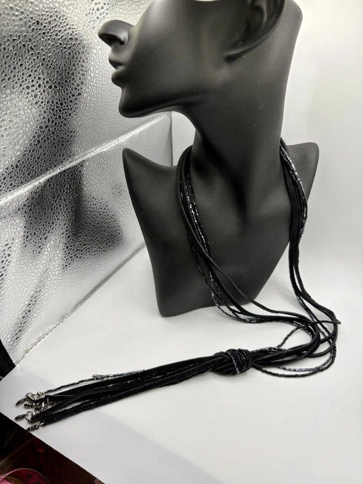 Collar Borla Lariat con Cuentas Negras en Forma de Y Cierre de Palanca Cordón Largo Foto 2 de 3