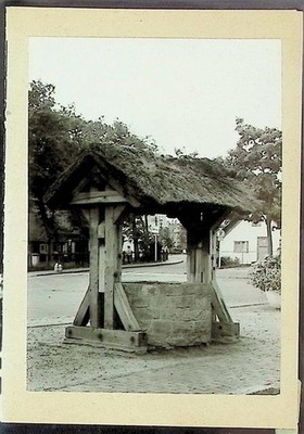 38145605 - 2190 Duhnen Foto montiert auf Karton Dorfbrunnen Fotograf Otto