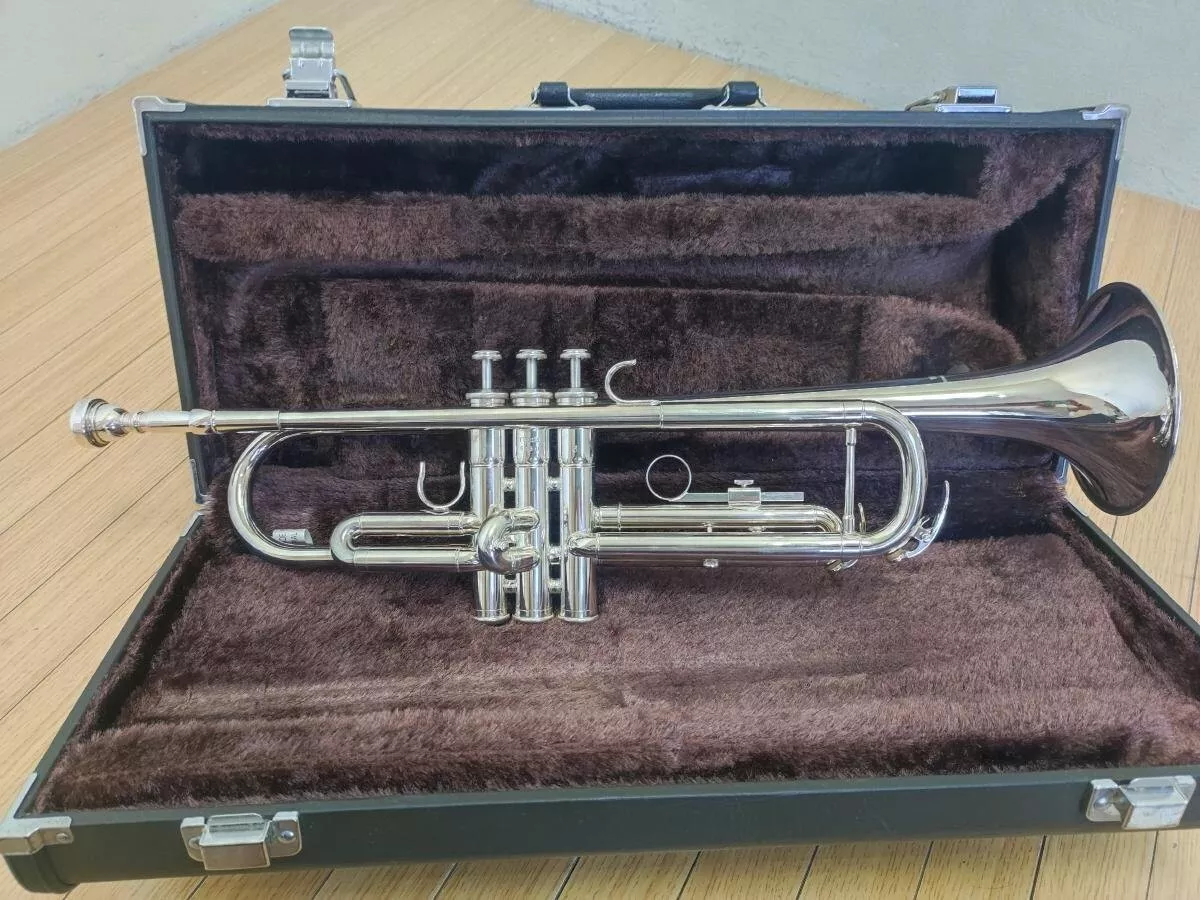 Yamaha YTR 2335 TRUMPET Beginner silver Brass with case From Japan