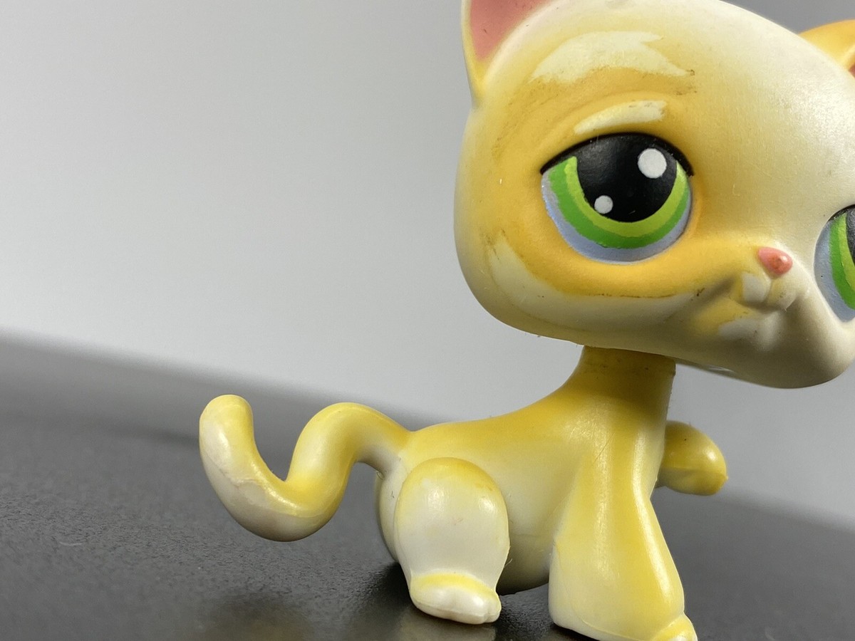 Littlest Pet Shop LPS #73 White and Yellow Raised Paw Green Eyes
