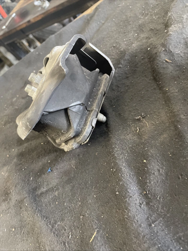 Soporte motor lado derecho Subaru 41022FA092 Foto 3 de 4